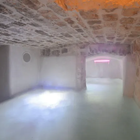 Отель Leonardo Trulli *